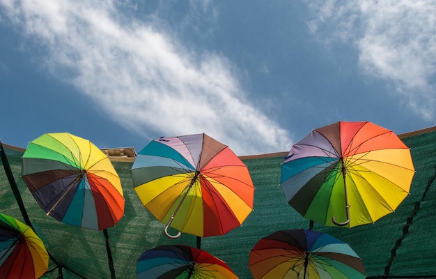 Parapluies colorés suspendus décoration de rue urbaine
