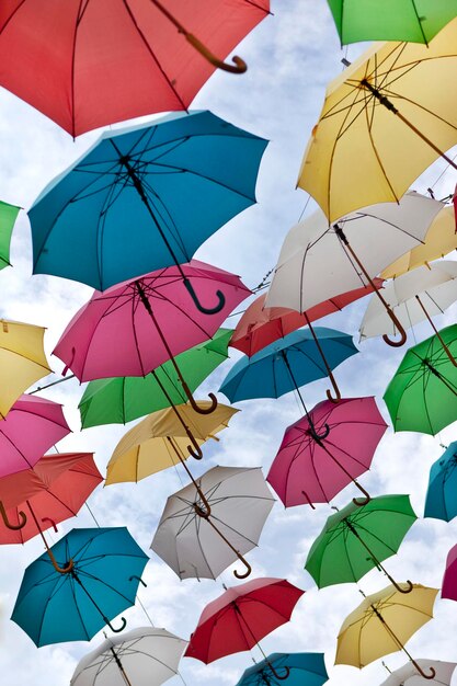 Parapluies dans le ciel