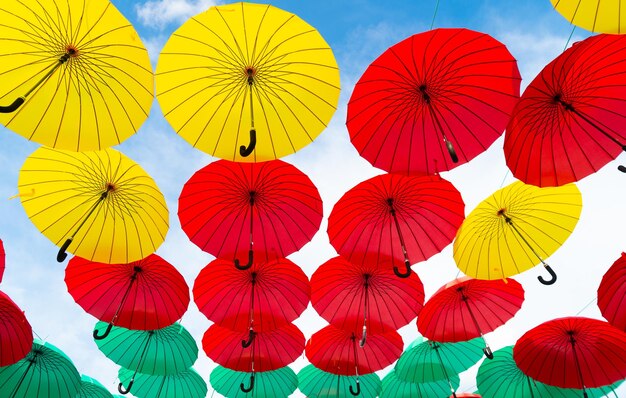 Parapluies décoratifs suspendus fond de ciel