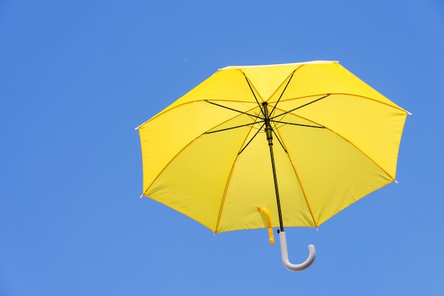 Photo parapluies jaunes flottant dans le ciel