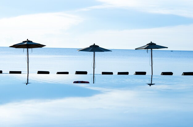 Parapluies et mer