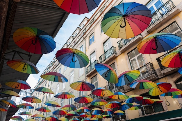 Des parapluies multicolores aux couleurs vives pendent dehors à Lisbonne Portugal Creative Colorful Street