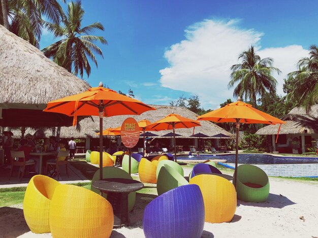 Photo des parapluies multicolores sur la plage contre le ciel