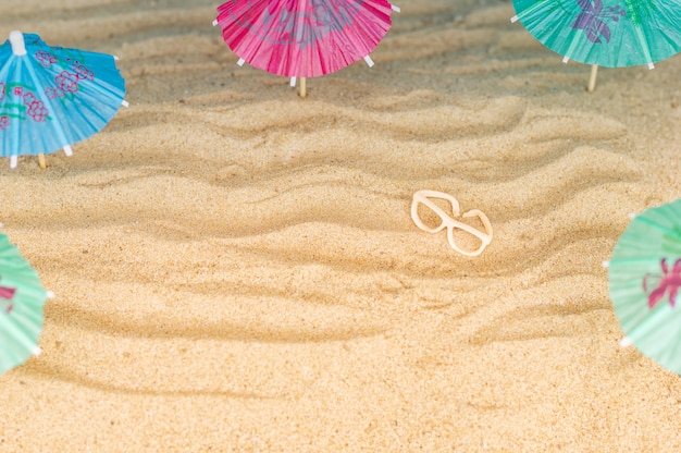 Parapluies sur la plage de sable.