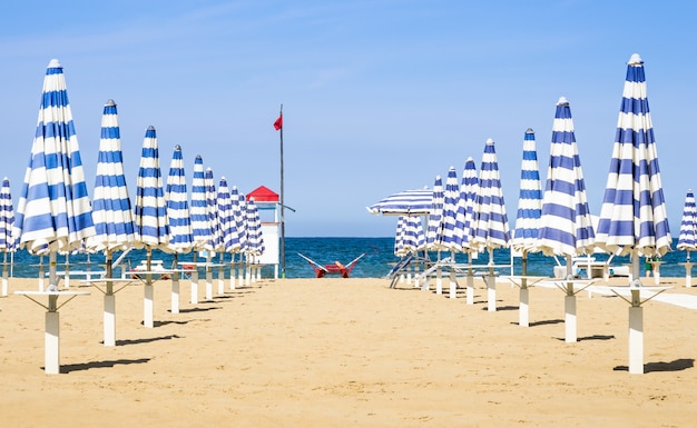 Parapluies et station de sauvetage sur la plage de Rimini - été italien