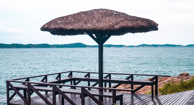 Parasol et banc en bois