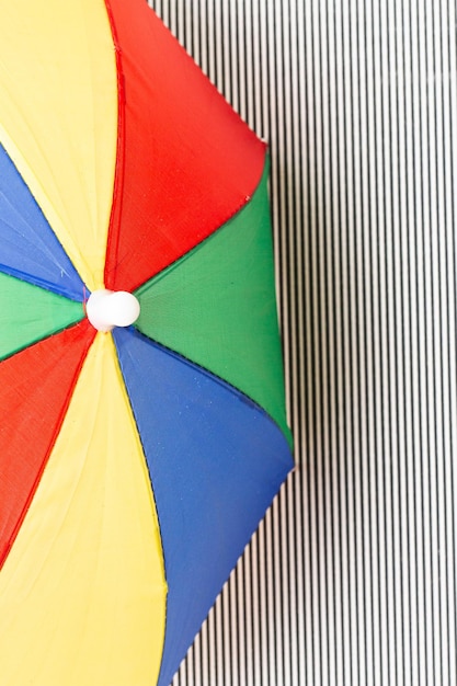 Parasol de carnaval sur le fond noir et blanc