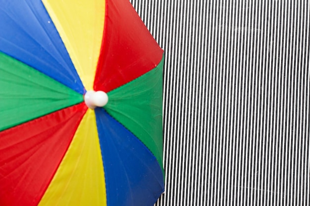 Parasol de carnaval sur le fond noir et blanc