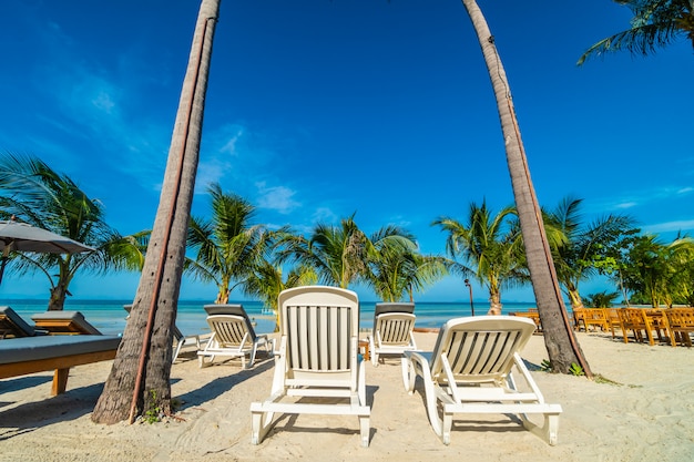 Parasol et chaise autour de la plage et de la mer pour Voyage et vacances