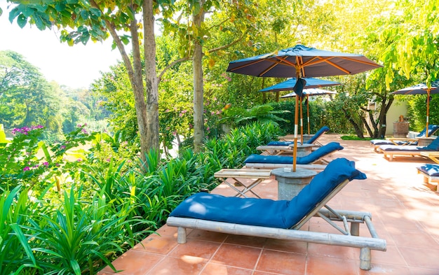 parasol et lit de piscine autour de la piscine avec vue sur la rivière