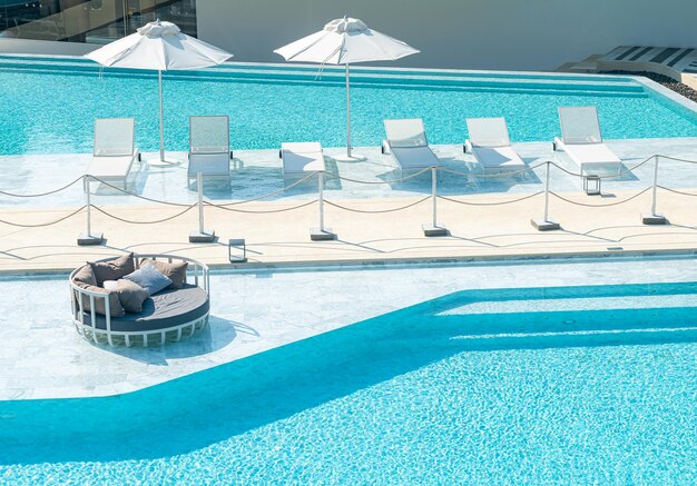 Parasol avec lit piscine autour de la piscine