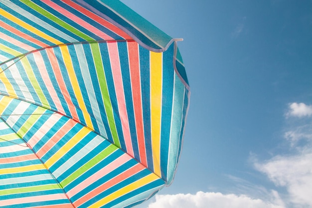 Parasol multi couleur contre le ciel.