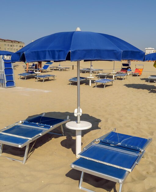 Parasol ouvert et transats Rimini Blue