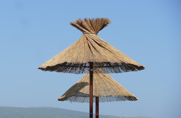 Parasol de paille sur la plage