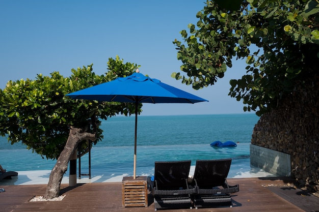 Parasol de plage et chaises longues