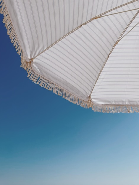 Parasol rayé sur ciel bleu