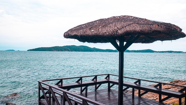 Parasol de roseau sur le fond de la mer et un ciel clair à Khao Laem YaMu Ko Samet