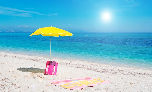 Parasol et serviette de plage en Sardaigne