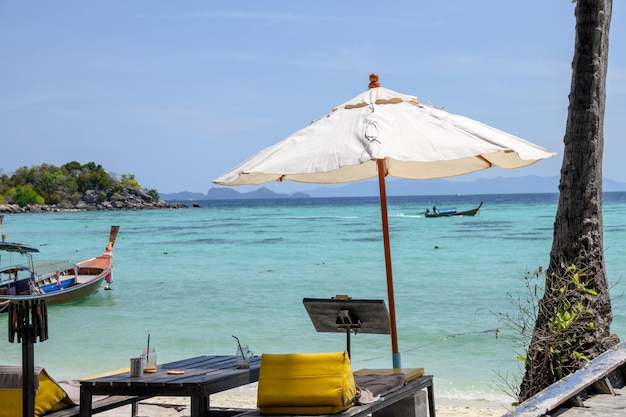 Parasol transat sur la mer tropicale