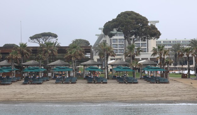 parasols en bord de mer dans le resort