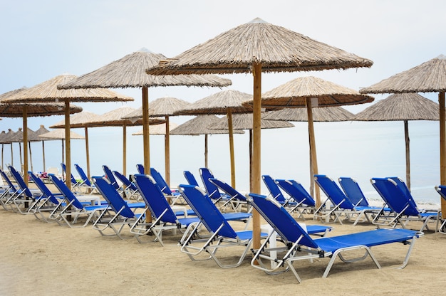 Parasols et chaises longues à la plage