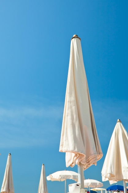 Parasols et ciel bleu