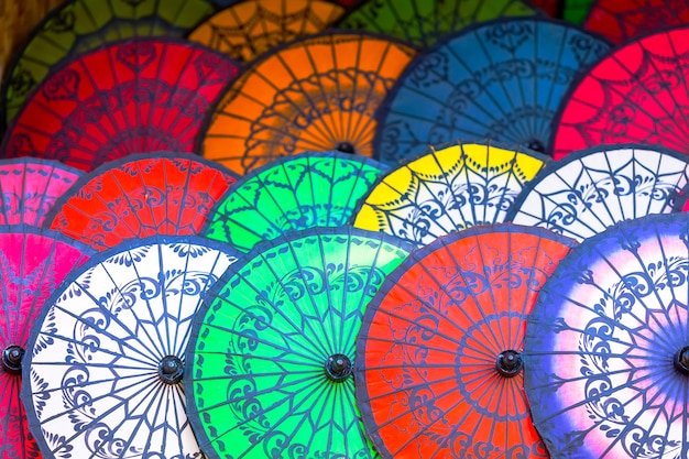 Parasols colorés sur le marché de la rue à Bagan, au Myanmar.