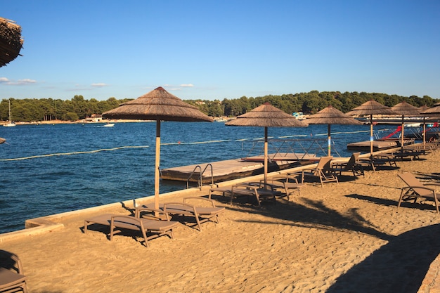 Parasols sur l&#39;île de Saint-Nicolas, Porec