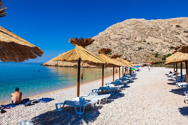 Parasols De Paille Dans La Belle Plage D'oprna