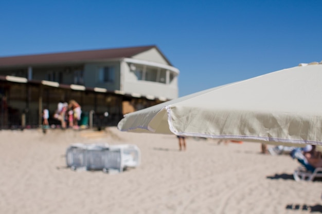 Parasols de plage contre le ciel bleu