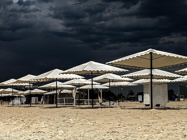 parasols de plage contre un ciel sombre dramatique