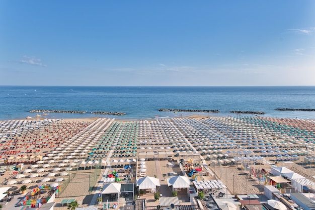 Parasols de plage sur la mer Adriatique