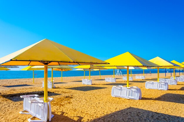 Parasols sur la plage près de la mer.