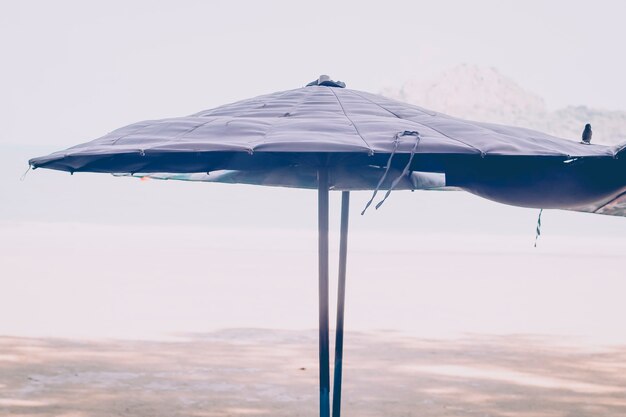 Parasols sur une plage, avec vue sur une ligne d'horizon sur la mer, le ciel, un symbole pour les vacances. Fond de l'heure d'été