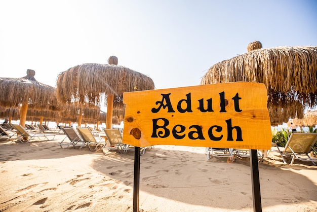 Parasols et transats au toit de chaume sur une plage dans un complexe tropical idyllique pour des vacances d'été