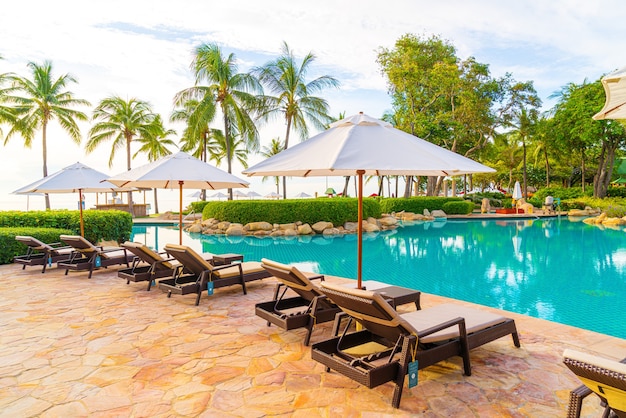 Parasols et transats autour de la piscine de l'hôtel