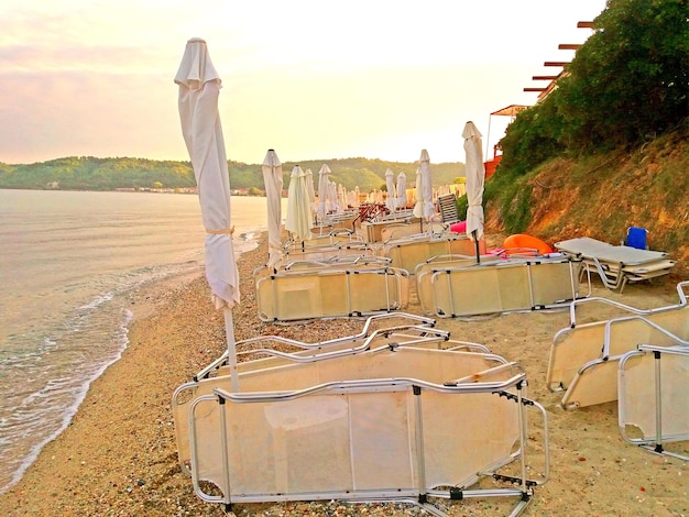 Parasols et transats sur la plage tôt le matin