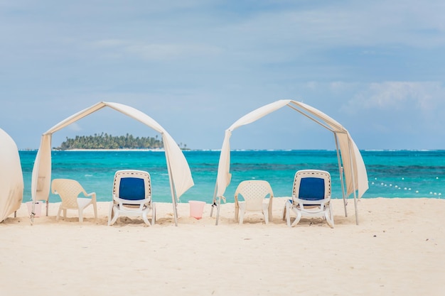 Parasols vides sur la plage