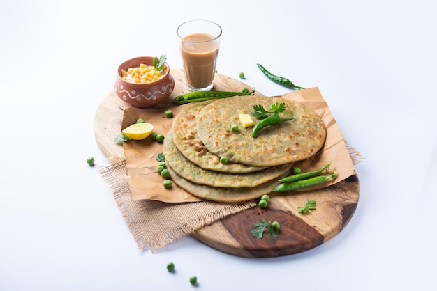 Paratha aux pois verts ou pain plat ou parathas matar avec caillé et thé chaud