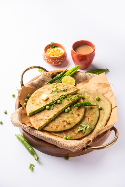 Paratha aux pois verts ou pain plat ou parathas matar avec caillé et thé chaud