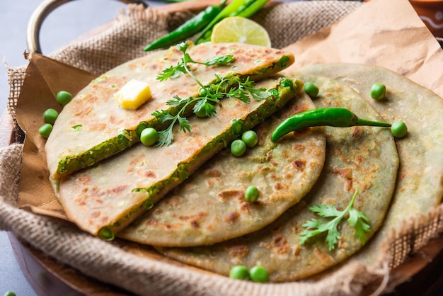 Paratha aux pois verts ou pain plat ou parathas matar avec caillé et thé chaud