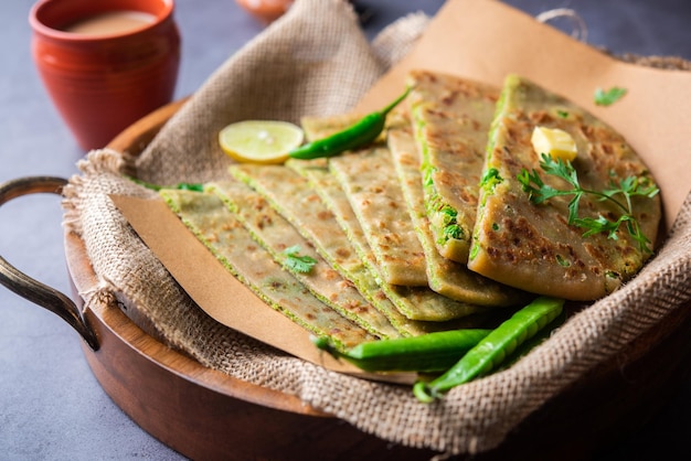 Paratha aux pois verts ou pain plat ou parathas matar avec caillé et thé chaud