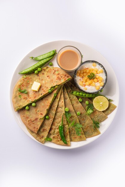 Paratha aux pois verts ou pain plat ou parathas matar avec caillé et thé chaud