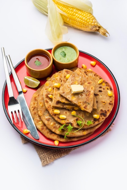 Paratha ou parotha rempli de maïs sucré servi dans une assiette recette de pain plat indien fait remplissage makai