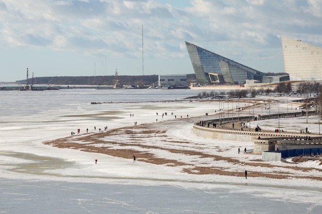 Parc de 300 ans et personnes marchant sur la côte de la mer du golfe de Finlande en hiver à Saint-Pétersbourg, en Russie.