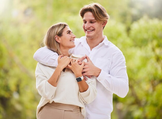 Parc amour et couple avec sourire en plein air pour un temps de qualité heureux et des liens le week-end vacances et vacances Rencontres été et jeune homme et femme étreignant se détendre et embrasser romantique dans la nature