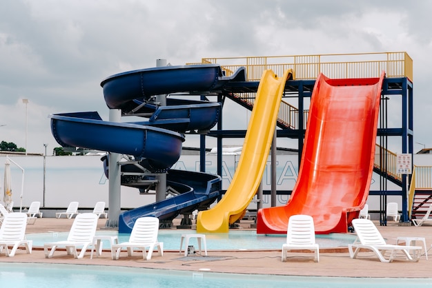 Parc aquatique parc aquatique toboggans près de la piscine vacances d'été