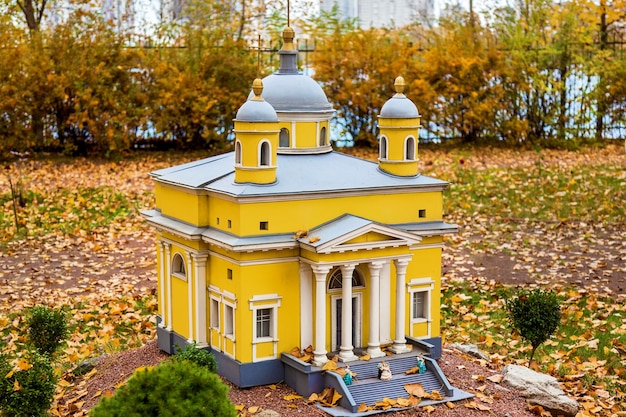 Parc d'attractions d'automne de l'église St Andrews à Kiev Ukraine en miniature