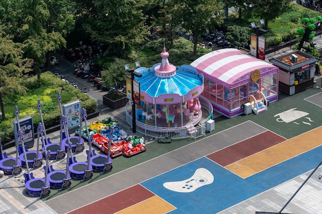 Un parc d'attractions en plein air vibrant avec des attractions colorées et des aires de jeux