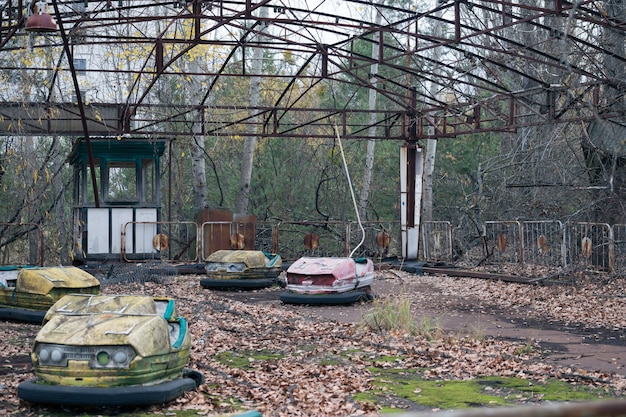 Parc d'attractions avec des voitures électriques à Pripyat à Tchernobyl